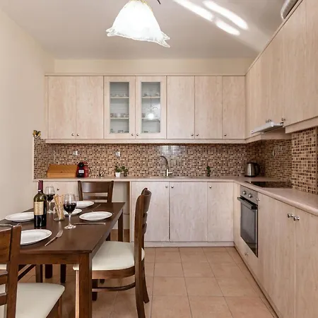 Nick & Debbie's Two-storey * Melanes